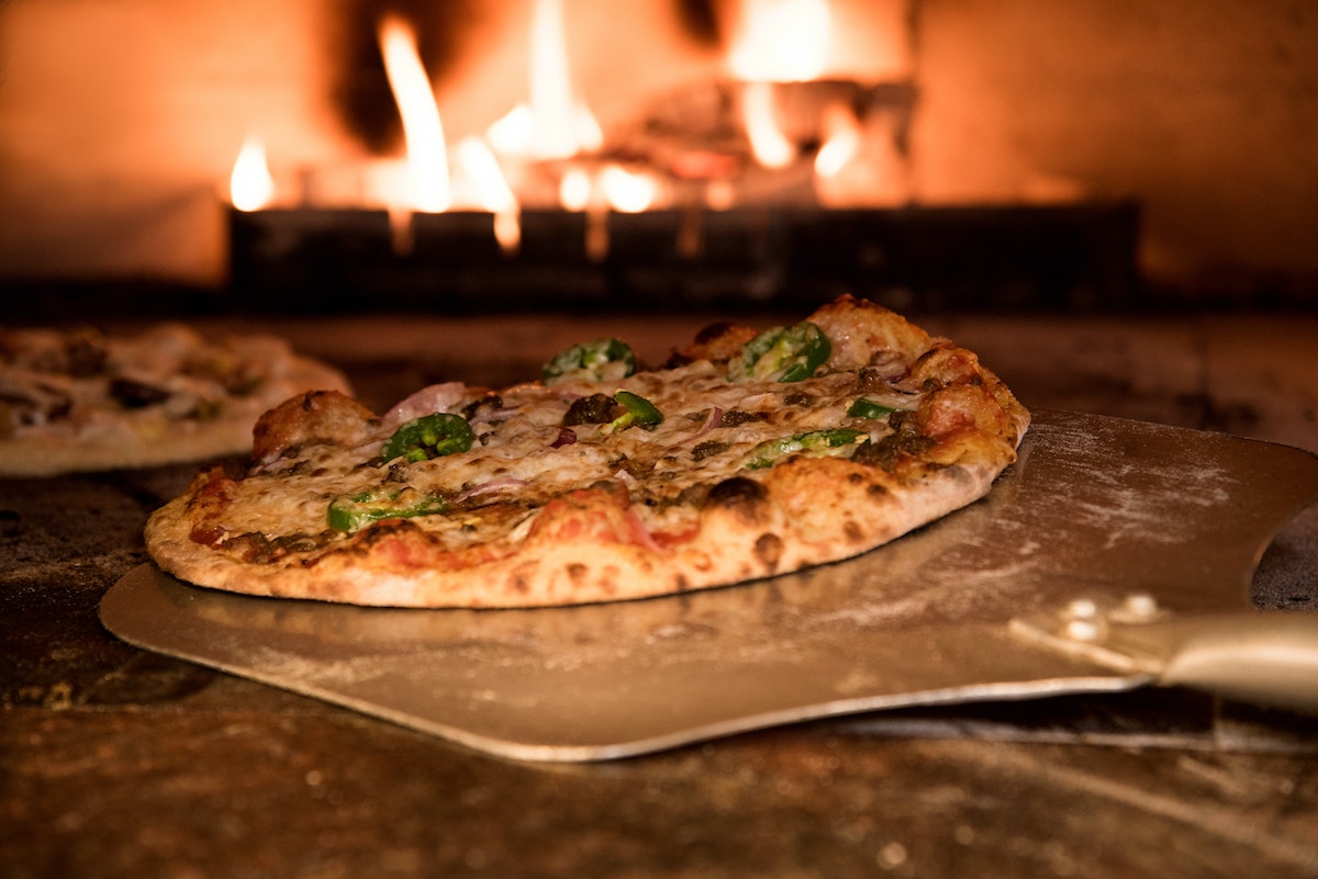 Giro Pizza di Forno a Legna Parma | Ristorante Pizzeria LUNA BLU: anche Pesce Carne Parcheggio Wifi Cucina Casalinga e per bambini Dehors
