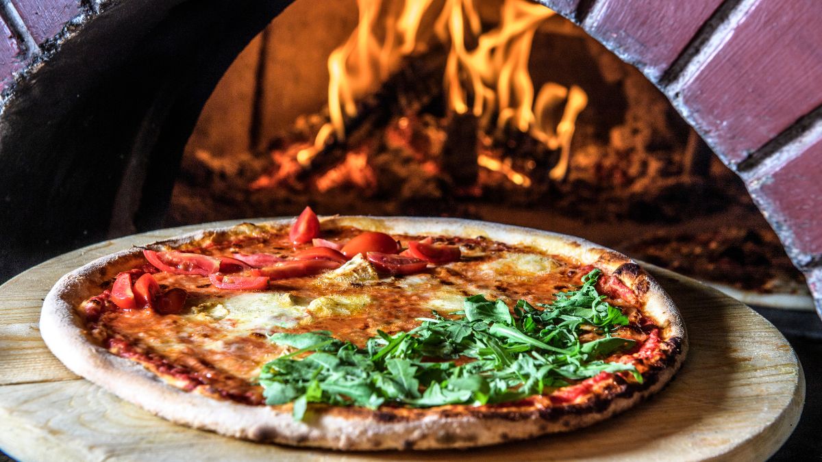 Pizza cotta nel forno a legna: il vero gusto italiano al Luna Blu | Piatti Campani e Locali Forno a Legna Musica Parcheggio Wifi Cucina Casalinga Dehors